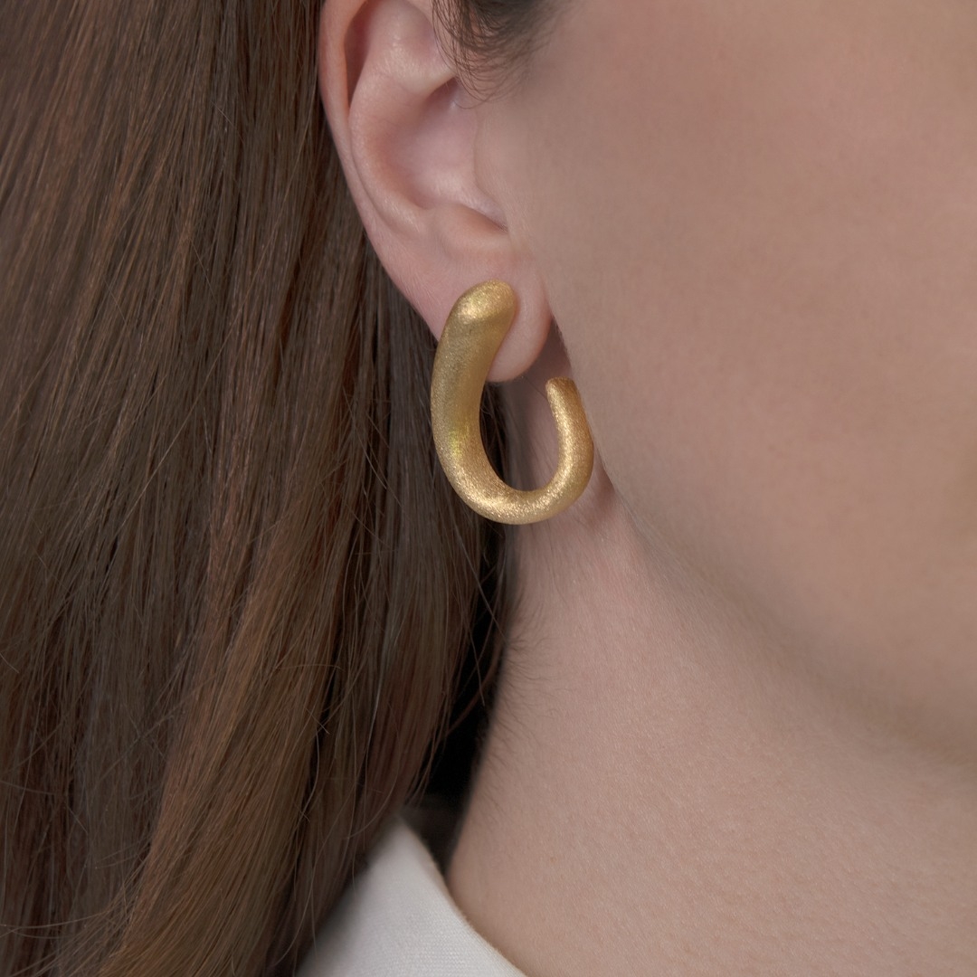 Cercei cu efect satinat din aur galben de 14K