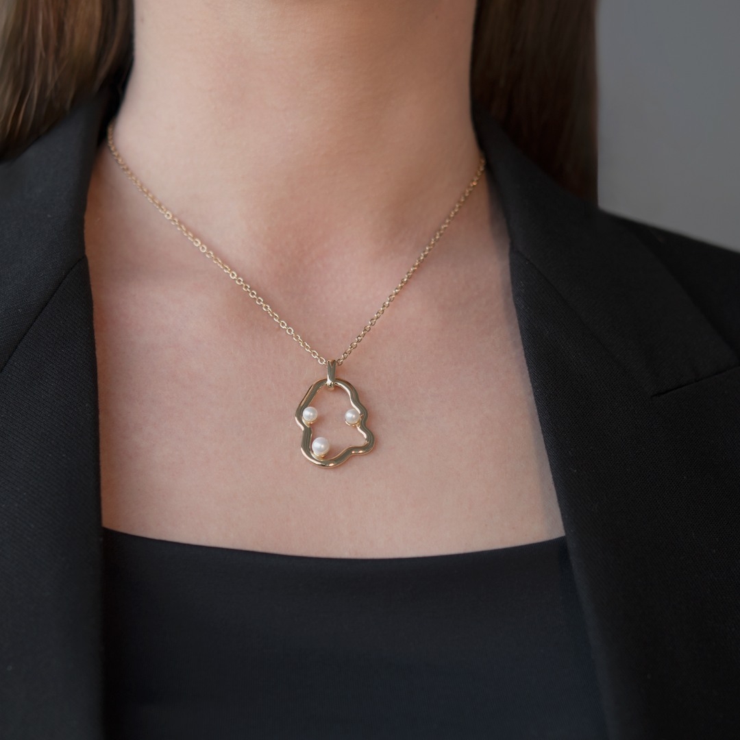 Lanț cu pandantiv asimetric din aur galben de 14K cu Perle