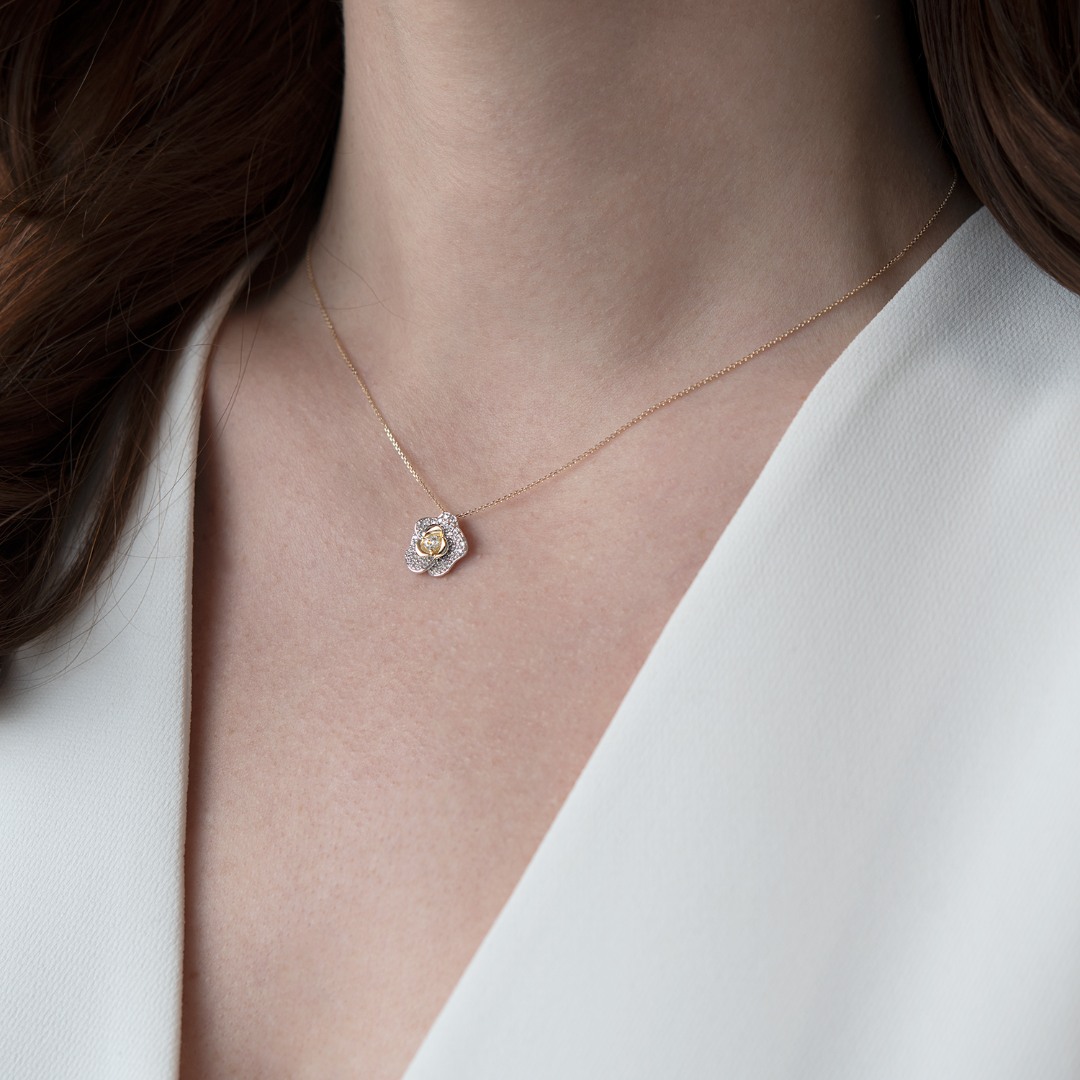 lanț cu pandantiv floare din aur galben de 14K  2