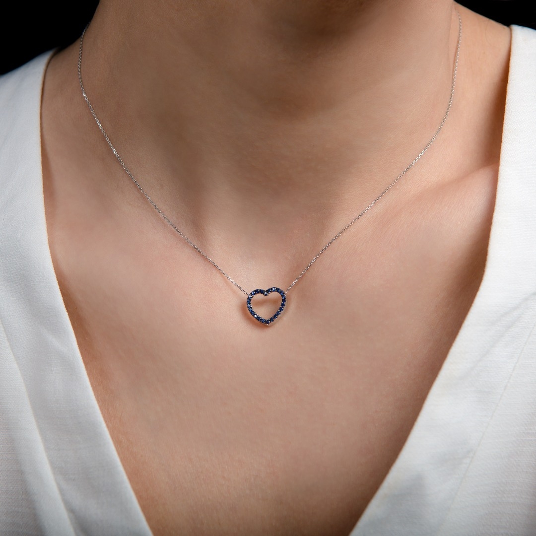 lanț din aur alb de 18K și pandantiv cu Safire naturale  2