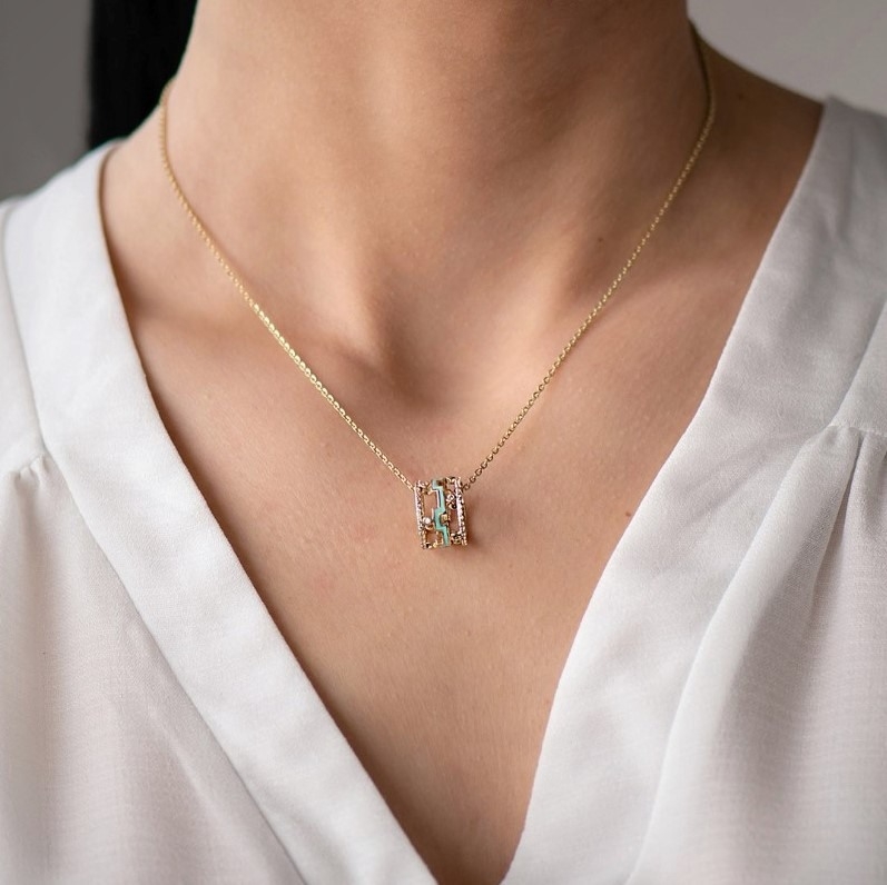 lanț din aur galben și pandantiv cu Email colorat  2