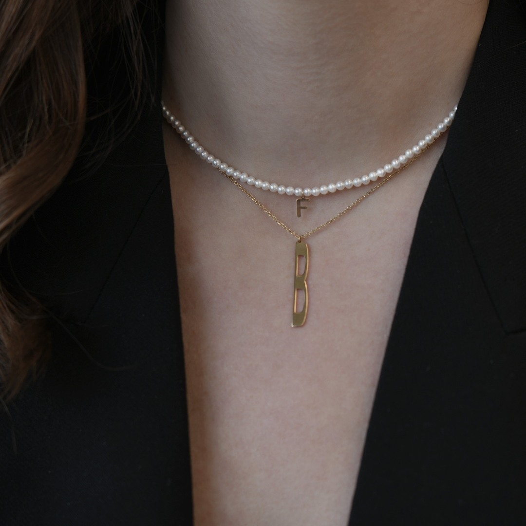 colier din perle și pandantiv din aur galben litera F  2