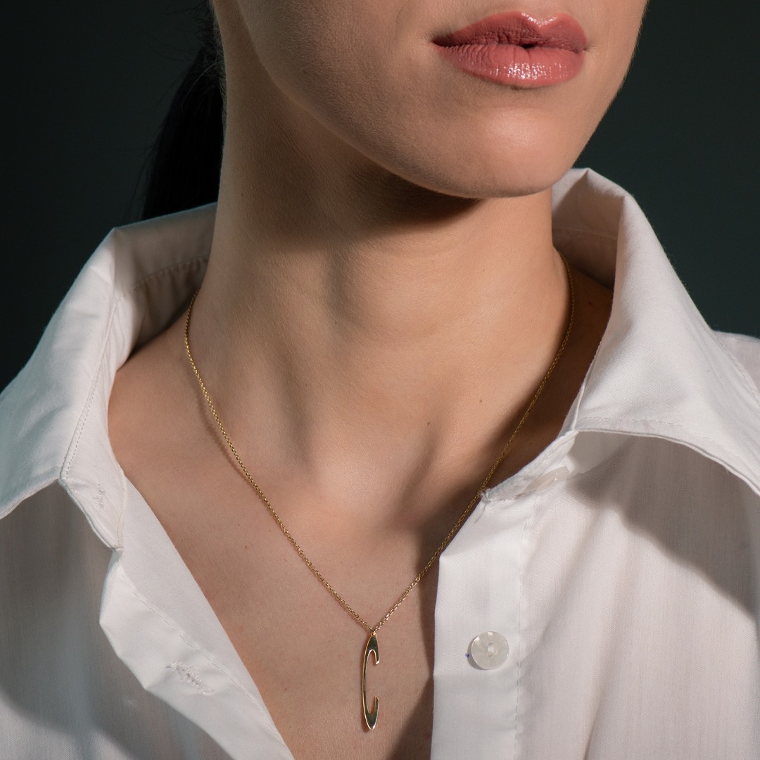 lanț din aur galben de 14K cu pandantiv litera C  2