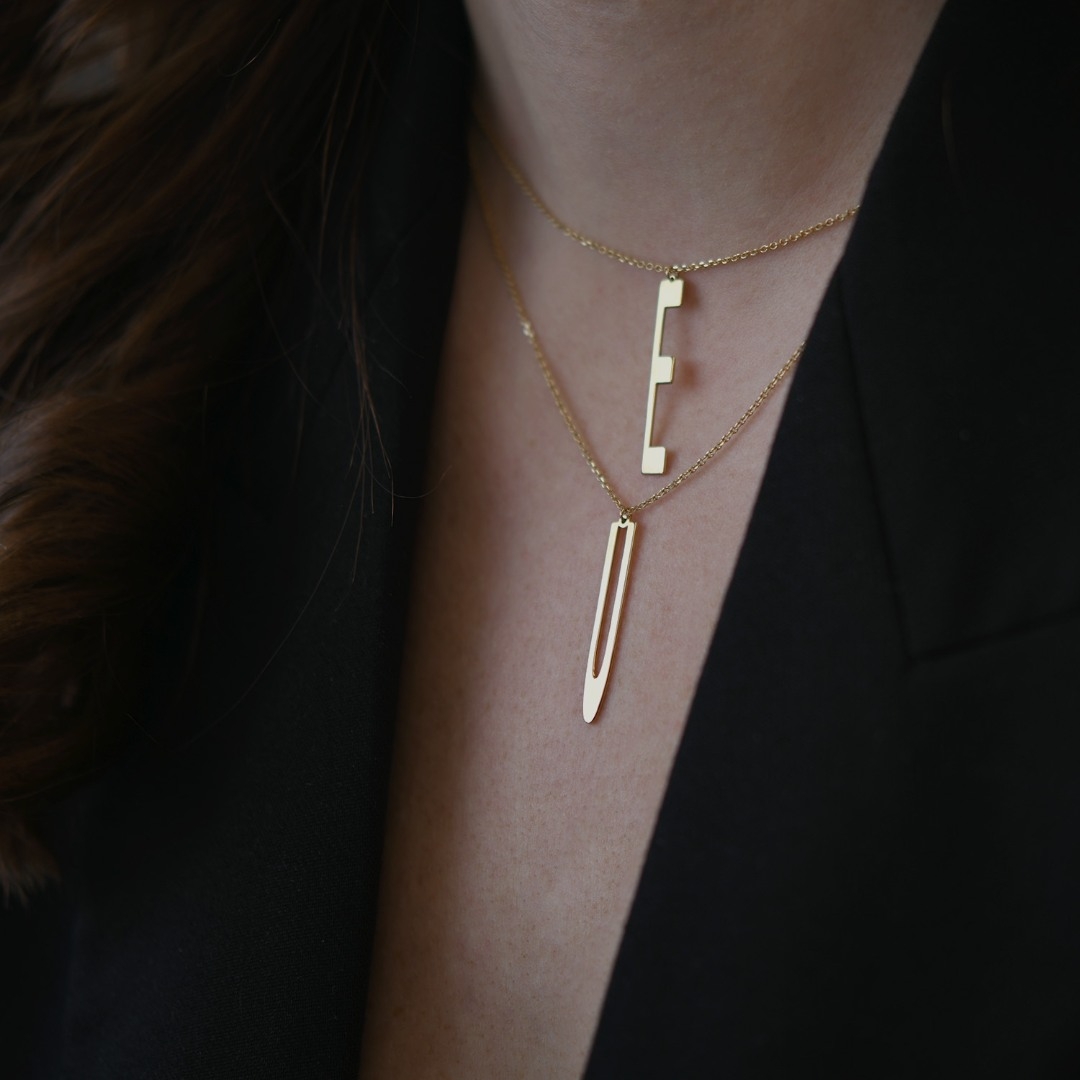 lanț din aur galben de 14K cu pandantiv litera E  2