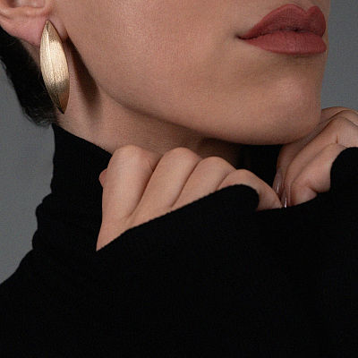 Cercei cu efect satinat din aur galben de 14K