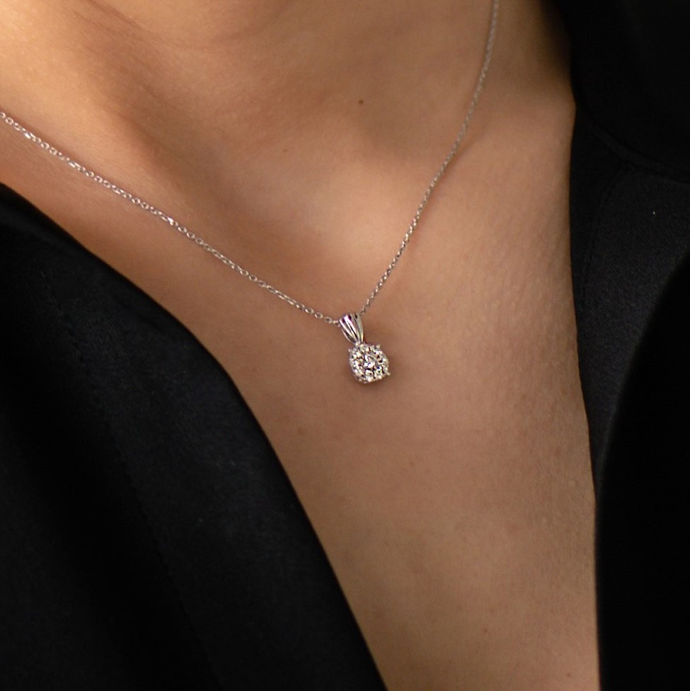 colier din aur alb de 18K cu Diamante de 0.24ct.  2
