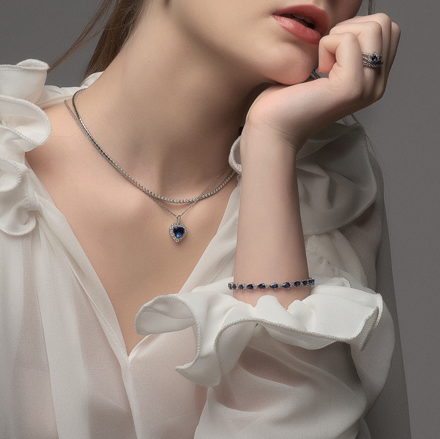 colier din aur alb de 18K cu Diamante și Safir  2