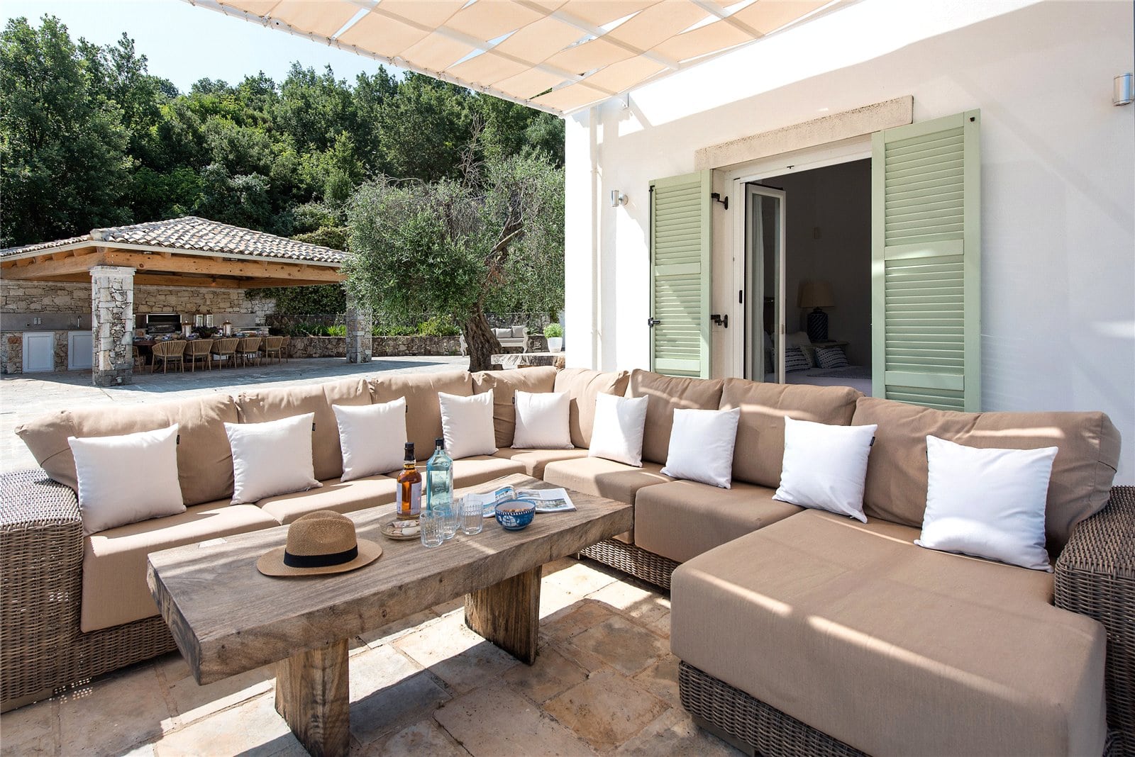Multigenerational escapes, curated by OB Private