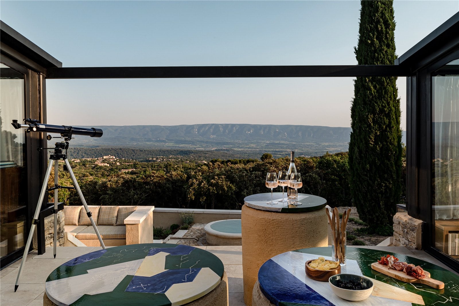 Multigenerational escapes, curated by OB Private
