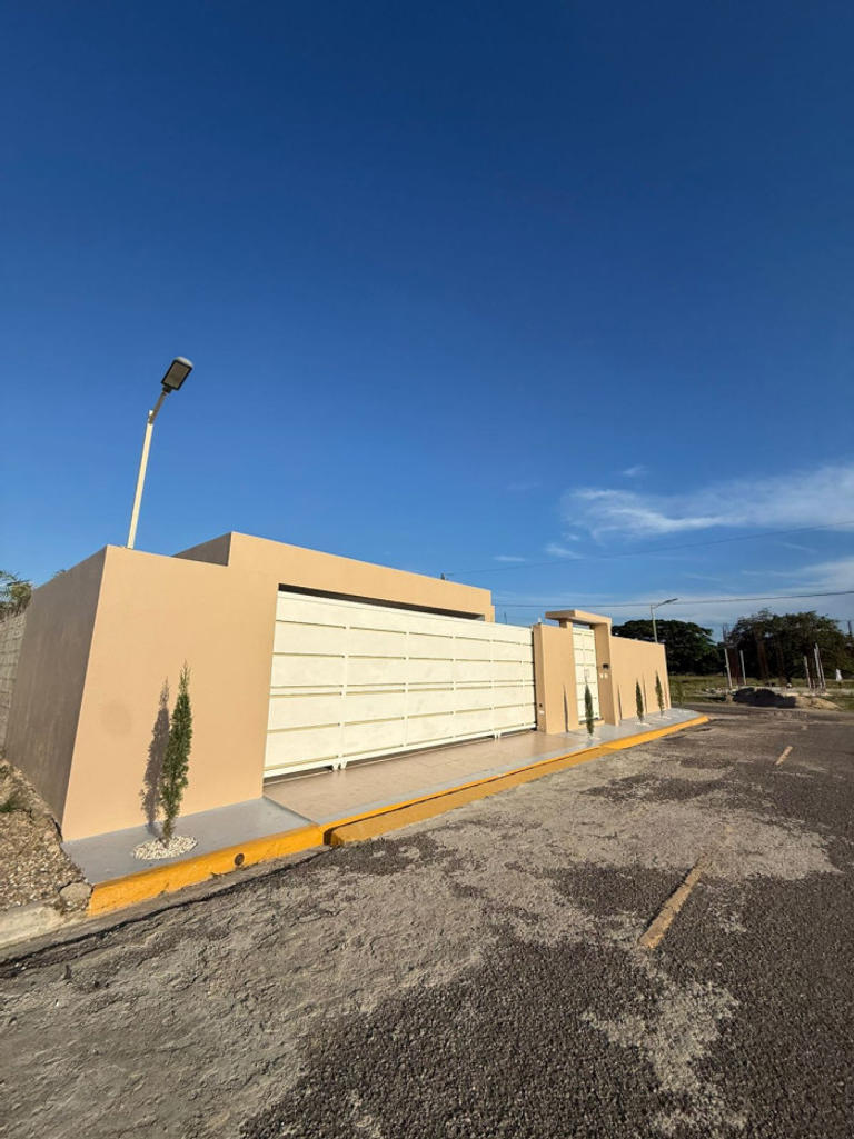 VENTA DE CASA CON PATIO Y PICUZZI EN SANTIAGO