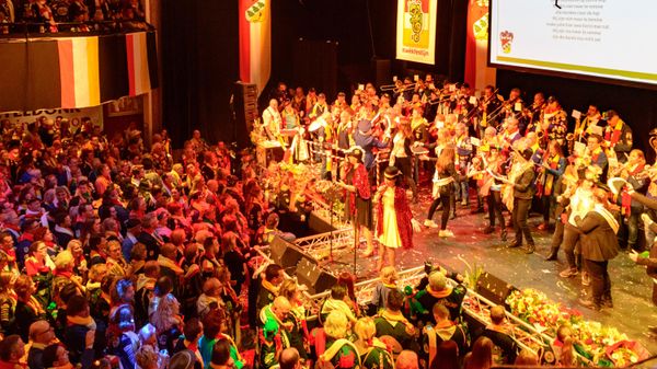 Grote groep muzikanten op het podium maken muziek tijdens een Kwèkfestijn