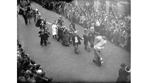 1948 optocht loopgroep Fotobureau Het Zuiden Erfgoed &#039;s-Hertogenbosch