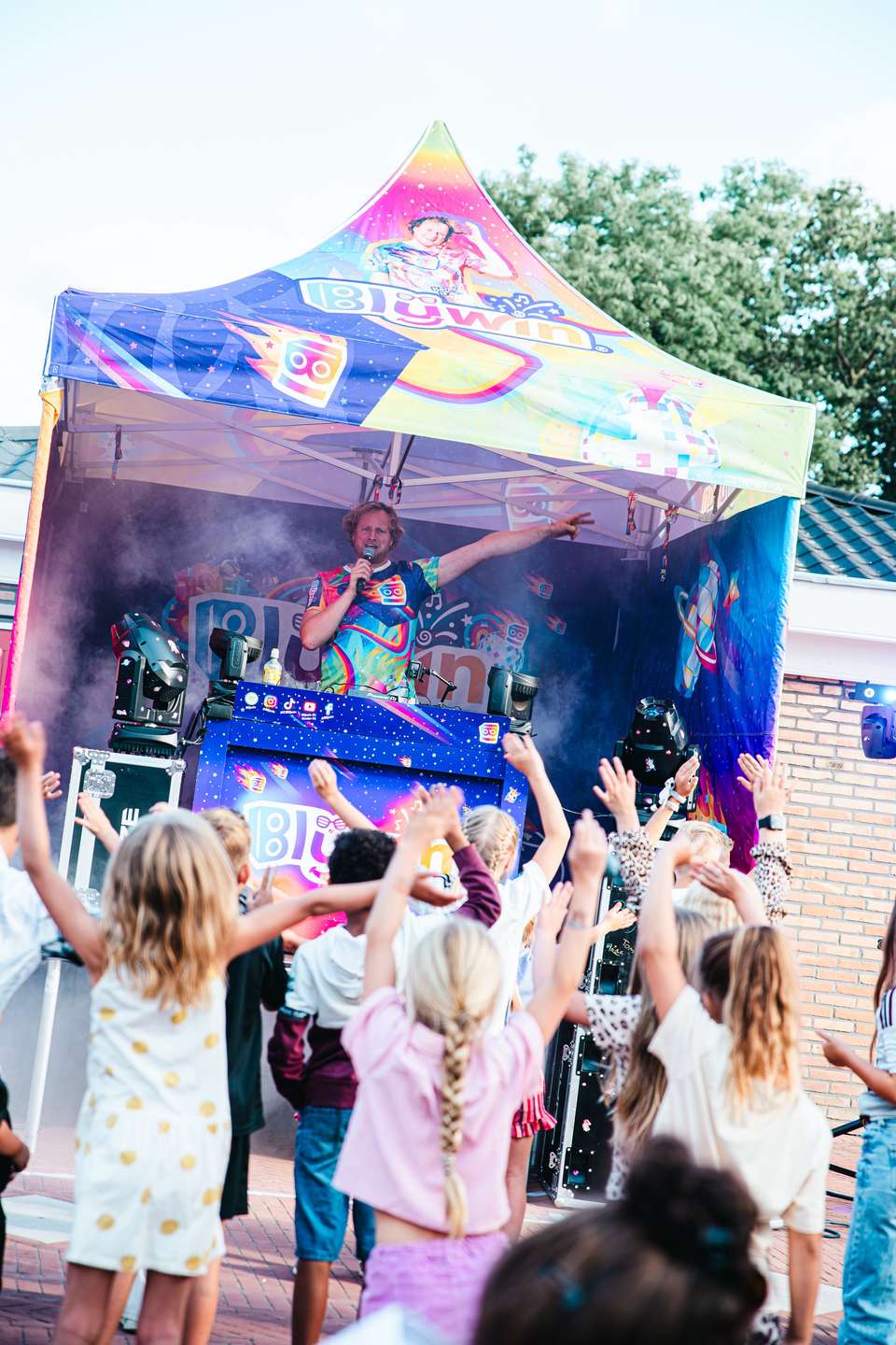 Kinderen dansen tijdens een kinderdisco met DJ Blijwin®