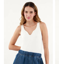 Ofertas de Blusa blanca cuello en curva - TNS