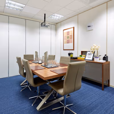 720 Centennial Court, Elstree Image 4