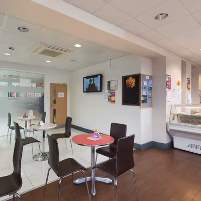 Manor Way, Borehamwood Image 6