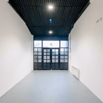 Wendover Court, Western Avenue Image 8