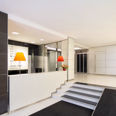 37 Av Pierre 1er De Serbie, Paris Image 2