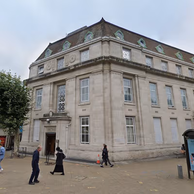 4 Queens Road, London Image 8