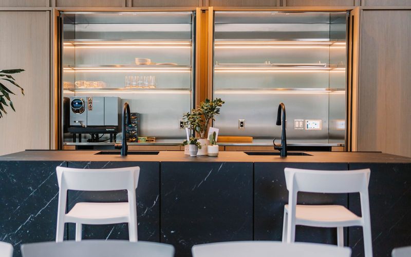 1575 W Georgia St, Vancouver Image 1