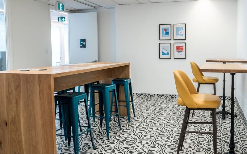 180 Dundas St W, Toronto Image 9