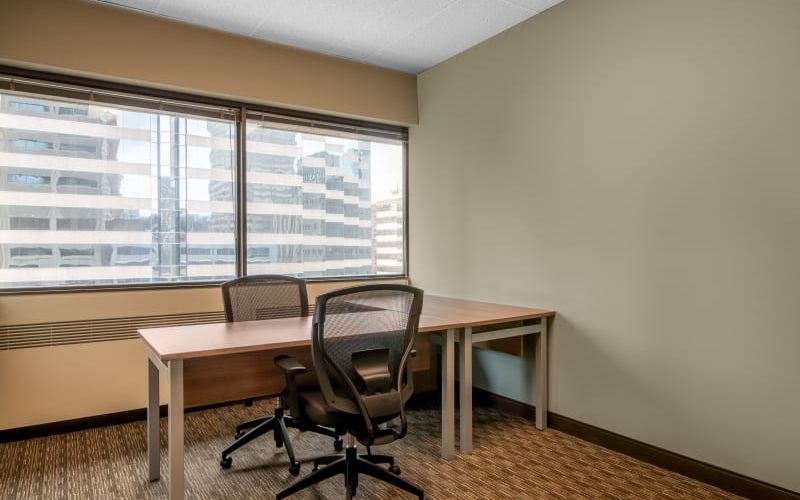 439 University Avenue, Toronto, 1 DESK 439 University Avenue, Toronto Image 1