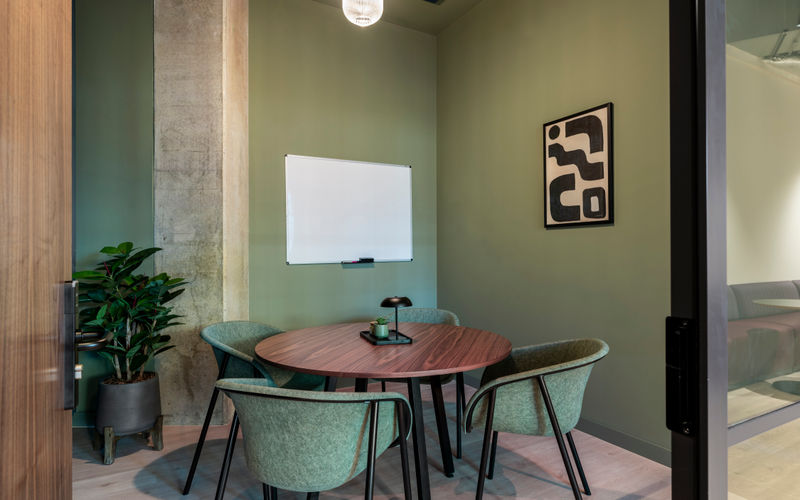 22 Ash Ave, London Image 8