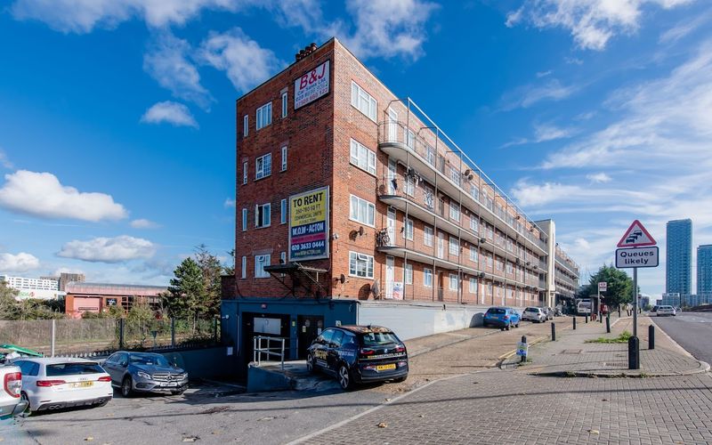 Wendover Court, Western Avenue Image 10