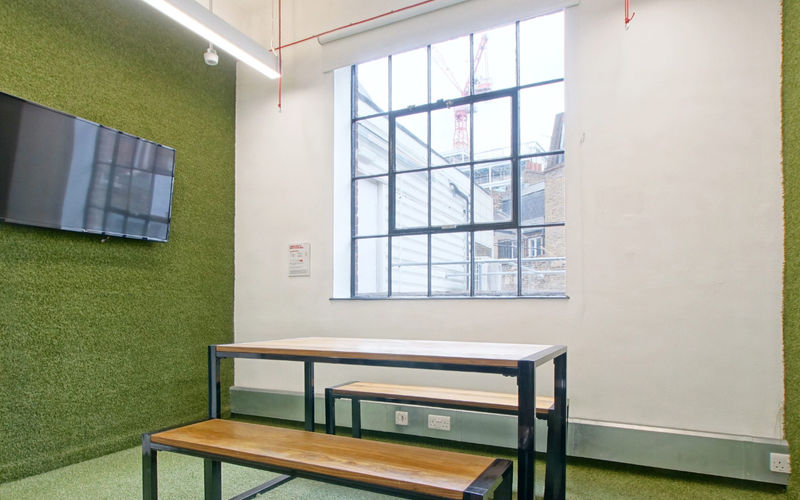 25 Holywell Row, Greater London Image 1