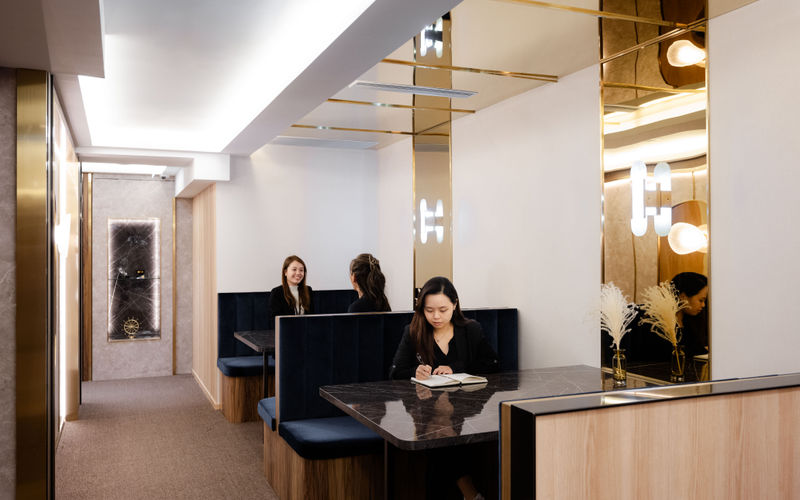 16-18 Queen's Road Central, Central Image 1