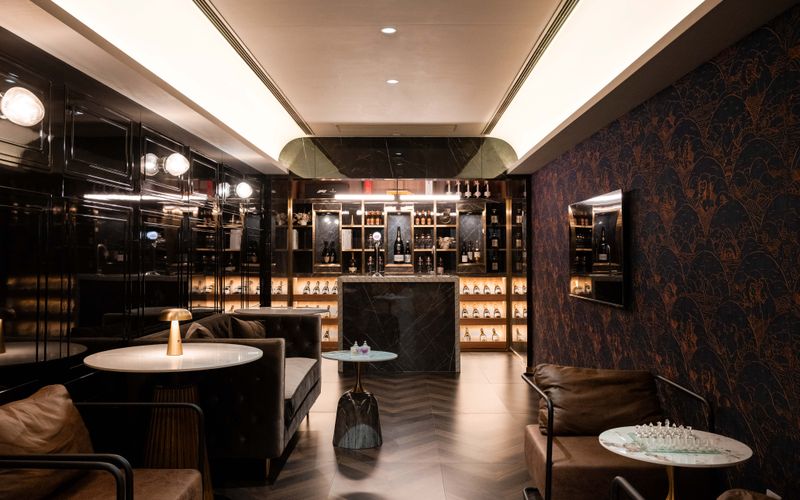 16-18 Queen's Road Central, Central Image 3