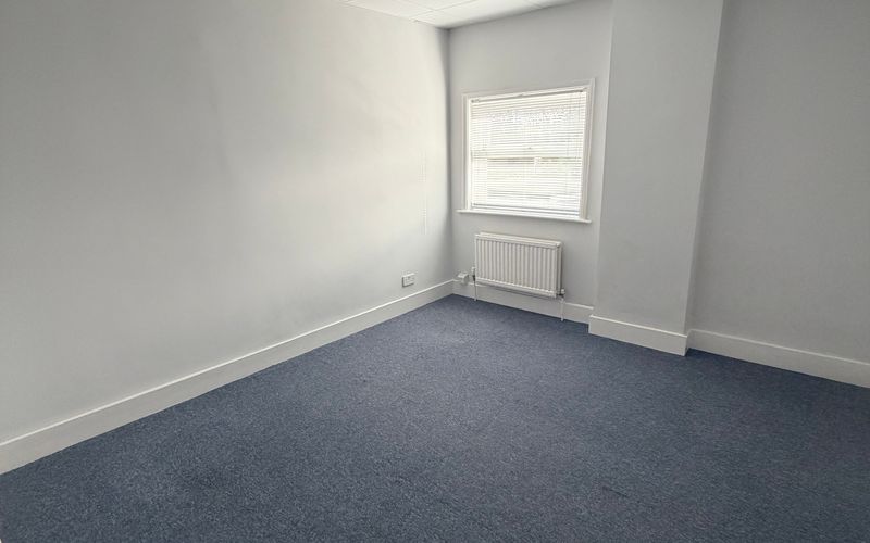 2 Tongham Road, Farnham Image 1