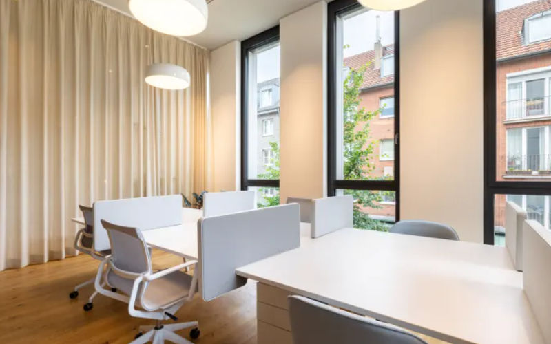 93 Lombard Ave, Winnipeg Image 1