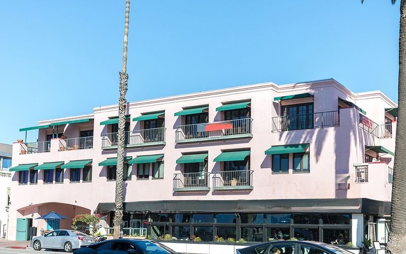 1541 Ocean Ave, Santa Monica, 7 DESKS 1541 Ocean Ave, Santa Monica Image 1