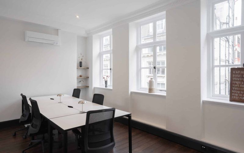 20 Eastcastle St, London Image 5