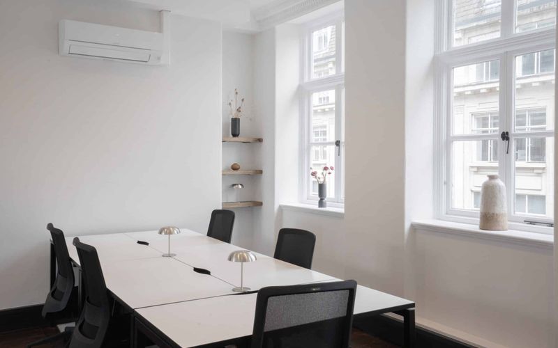 20 Eastcastle St, London Image 3