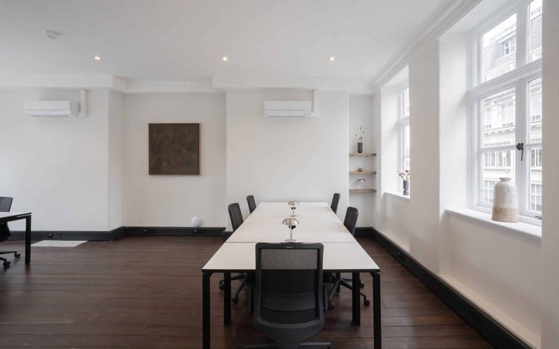 20 Eastcastle St, London Image 6