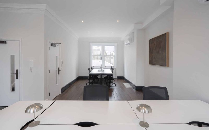 20 Eastcastle St, London Image 4