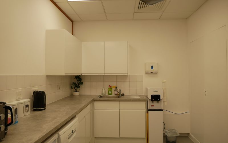 5 Oaks Court Warwick Road, Borehamwood Image 3