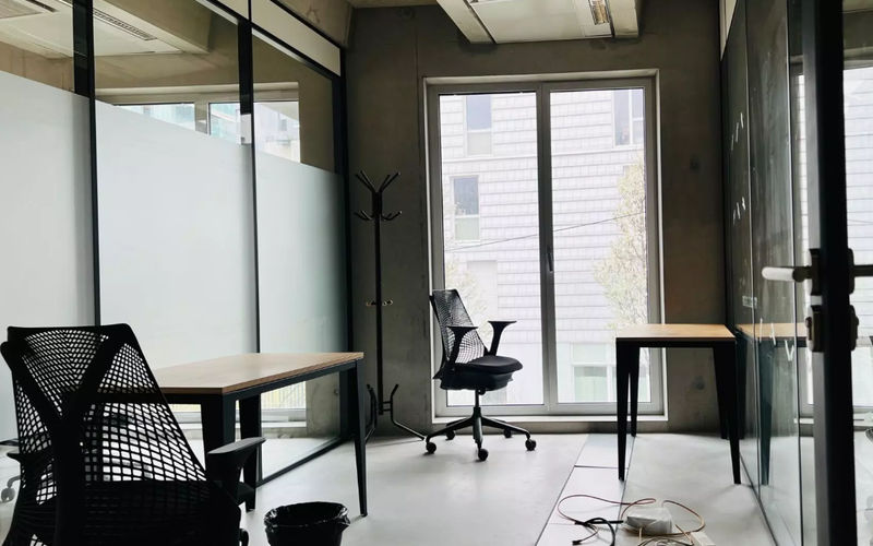 10-12 Rue Maurice Grimaud, Paris, 30 DESKS 10-12 Rue Maurice Grimaud, Paris Image 1