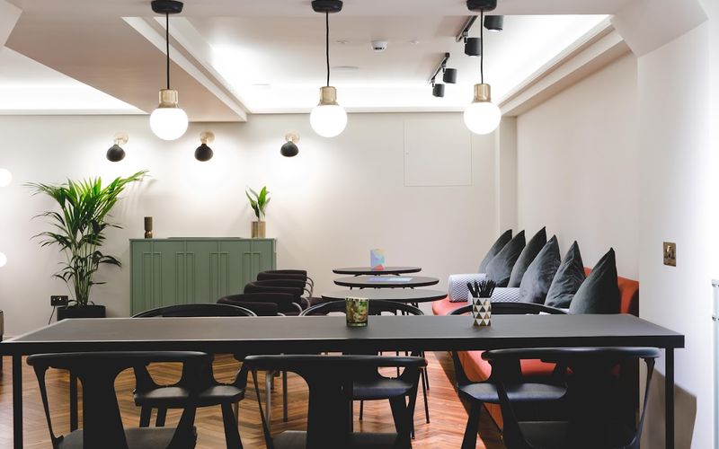 1 Hudsons Place Platform 1, Victoria Mainline Station Image 7