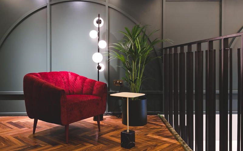 1 Hudsons Place Platform 1, Victoria Mainline Station Image 10