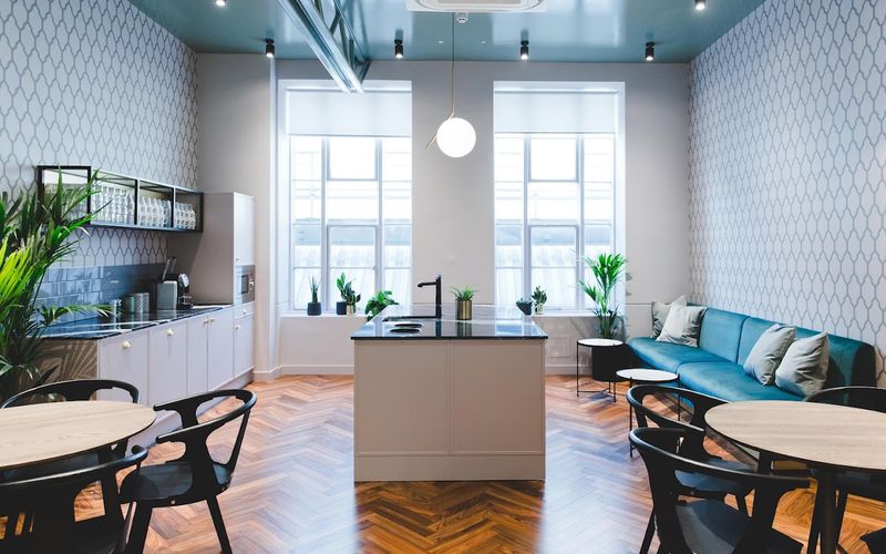 1 Hudsons Place Platform 1, Victoria Mainline Station Image 8