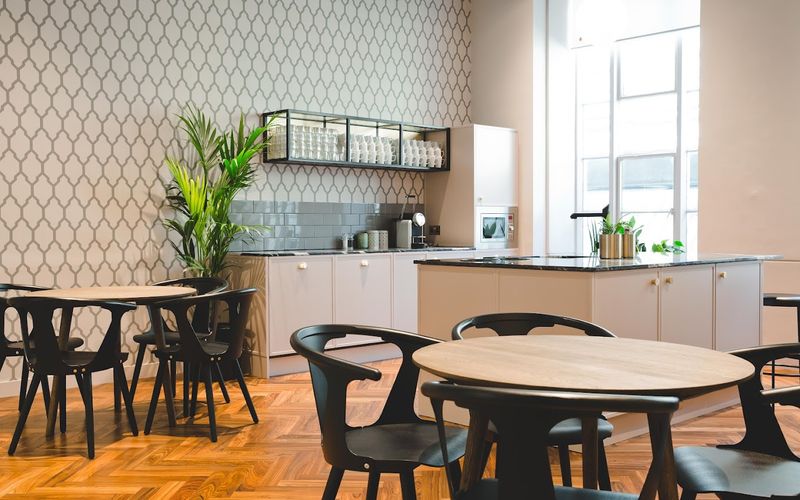 1 Hudsons Place Platform 1, Victoria Mainline Station Image 6