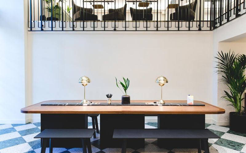 1 Hudsons Place Platform 1, Victoria Mainline Station Image 5