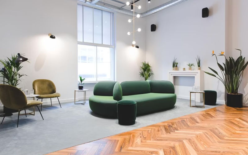 1 Hudsons Place Platform 1, Victoria Mainline Station Image 1