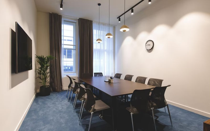 1 Hudsons Place Platform 1, Victoria Mainline Station Image 4