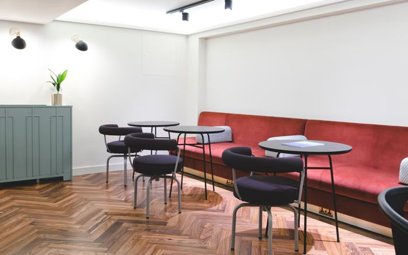 1 Hudsons Place Platform 1, Victoria Mainline Station Image 4