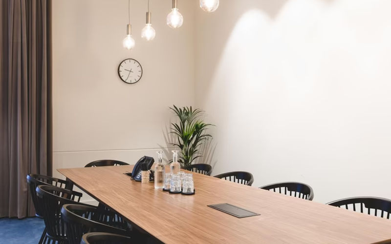 1 Hudsons Place Platform 1, Victoria Mainline Station Image 9