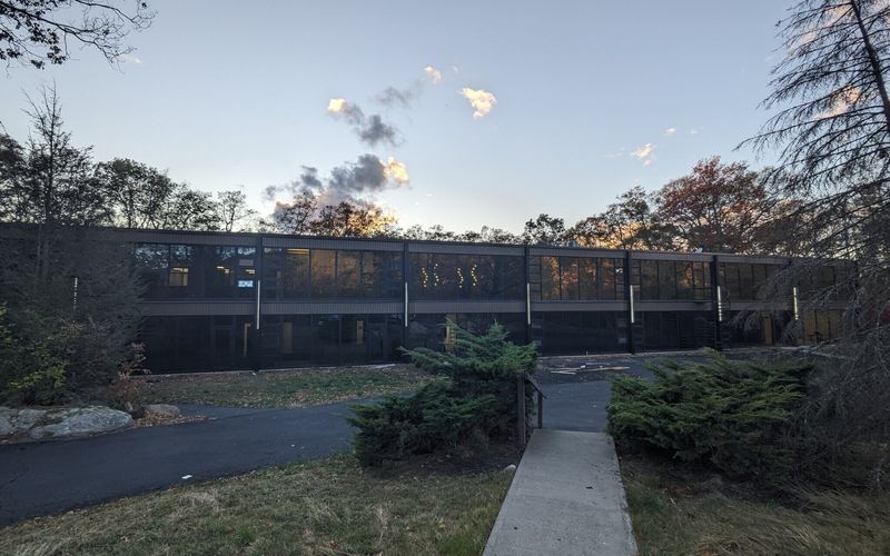 16 Sterling Lake Road, Tuxedo Park, 50 DESKS 16 Sterling Lake Road, Tuxedo Park Image 1